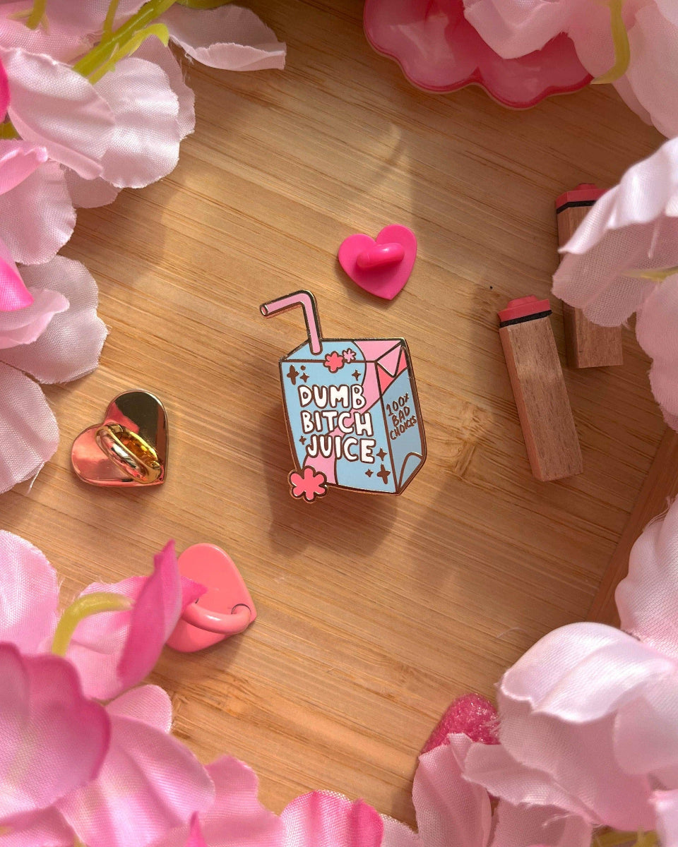 Pin de esmalte de jugo de perra tonta