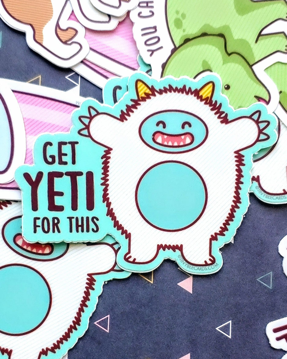 Holen Sie sich Yeti für diesen lustigen, fröhlichen Yeti-Aufkleber aus mattem Vinyl – 7,6 cm.