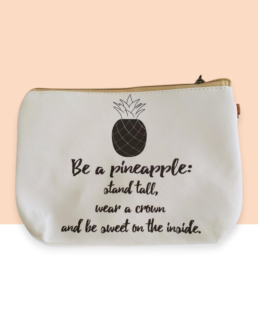 Neceser de viaje para cosméticos con piña en blanco y negro