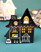 Gruseliger Spukhaus-Anstecker aus Hartemaille 👻 Halloween-Sammlerstück von Moonborn