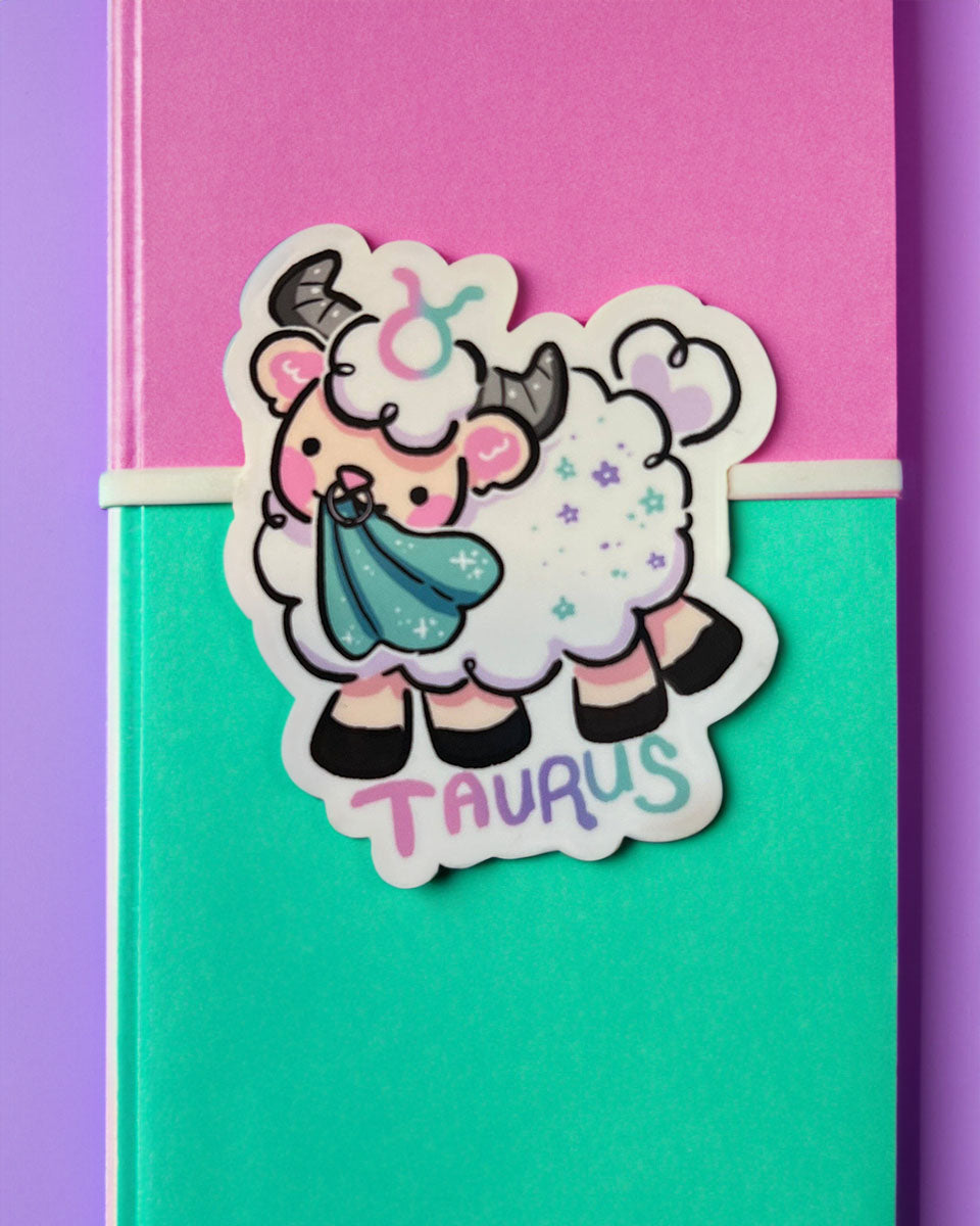 ¡Brote de Tauro! Oveja Kawaii con pegatina de vinilo brillante de cuernos de toro - 2,3"