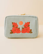 Bolsa de maquillaje de pana con bordado floral rojo y naranja en azul cielo