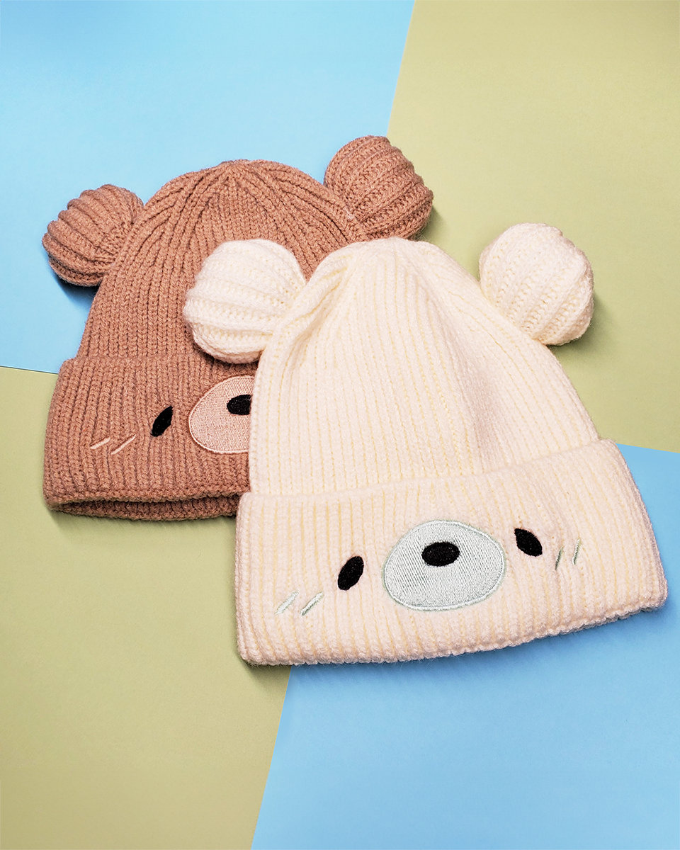 Braune Beanie mit Kawaii-Bär-Stickerei
