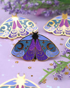 Nyx, die griechische Göttin – Emaille-Anstecknadel 🌙 Mottenmotiv | von The Moonborn