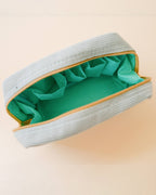 Bolsa de maquillaje de pana con bordado floral rojo y naranja en azul cielo