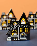 Gruseliger Spukhaus-Anstecker aus Hartemaille 👻 Halloween-Sammlerstück von Moonborn