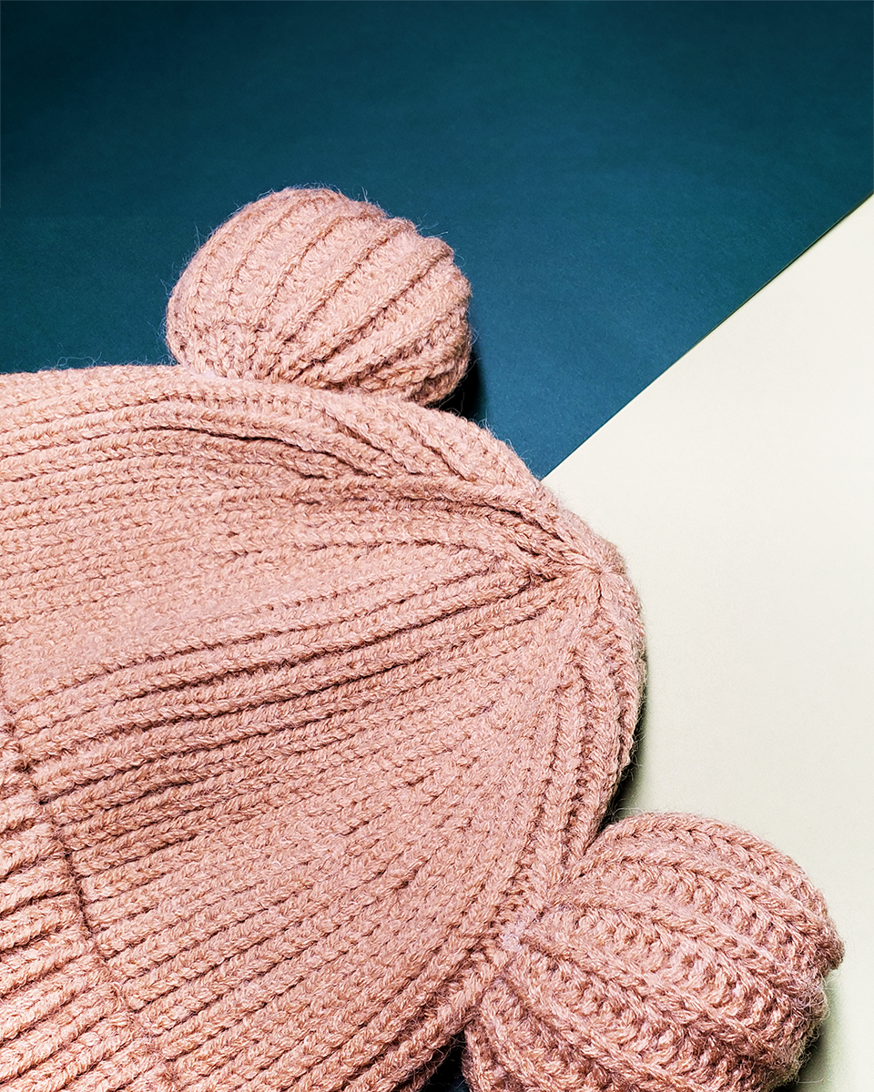 Braune Beanie mit Kawaii-Bär-Stickerei
