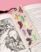 Lesezeichen „Verspielte Motten“ 🦋 Schwarze Quaste – Himmlische Naturkunst | von Moonborn