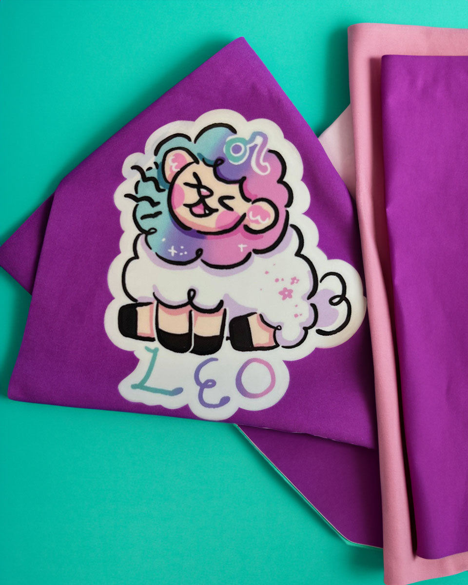 Leo Sprout! Kawaii-Schaf mit Löwenmähne, glänzender Vinyl-Aufkleber – 5,8 cm