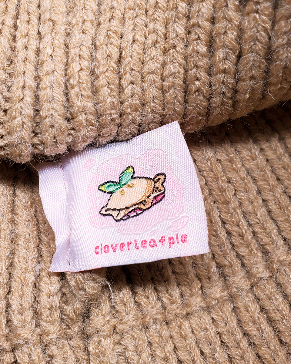 Braune Beanie mit Kawaii-Bär-Stickerei