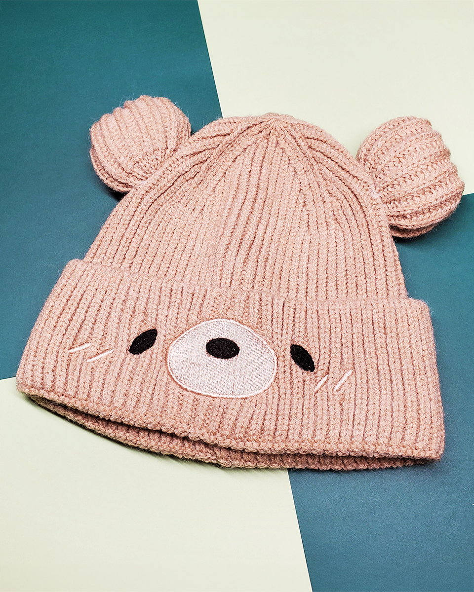 Braune Beanie mit Kawaii-Bär-Stickerei