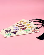 Lesezeichen „Verspielte Motten“ 🦋 Schwarze Quaste – Himmlische Naturkunst | von Moonborn