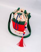 Wasserflaschen-Tragegurt mit Kirschherzen und Perlenquaste