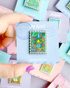 Pin de esmalte duro con sello de Alicia en el País de las Maravillas de Tulgey Woods - 3,4 cm