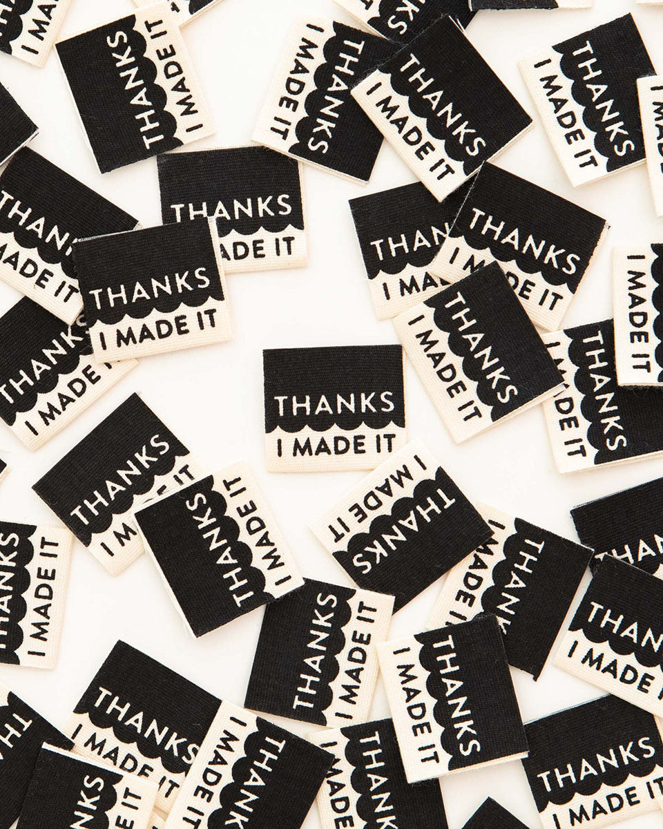 Gewebte Nähetiketten aus Bio-Baumwolle in Schwarz und Weiß mit der Aufschrift „Thanks I Made It“ – 3 cm x 2,75 cm