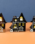 Gruseliger Spukhaus-Anstecker aus Hartemaille 👻 Halloween-Sammlerstück von Moonborn