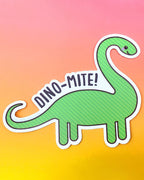 Pegatina de vinilo con el dinosaurio Brachiosaurus "¡Dino-mite!" (3" x 2,5")