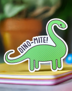 Pegatina de vinilo con el dinosaurio Brachiosaurus "¡Dino-mite!" (3" x 2,5")