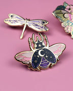 Astralkäfer-Anstecknadel aus Hartemaille ✨ Himmlisches Insekten-Sammlerstück von Moonborn