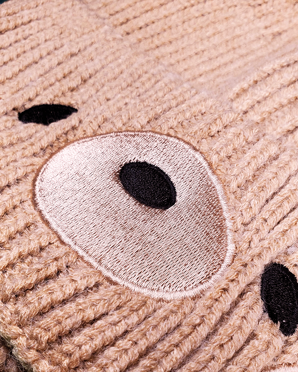 Braune Beanie mit Kawaii-Bär-Stickerei