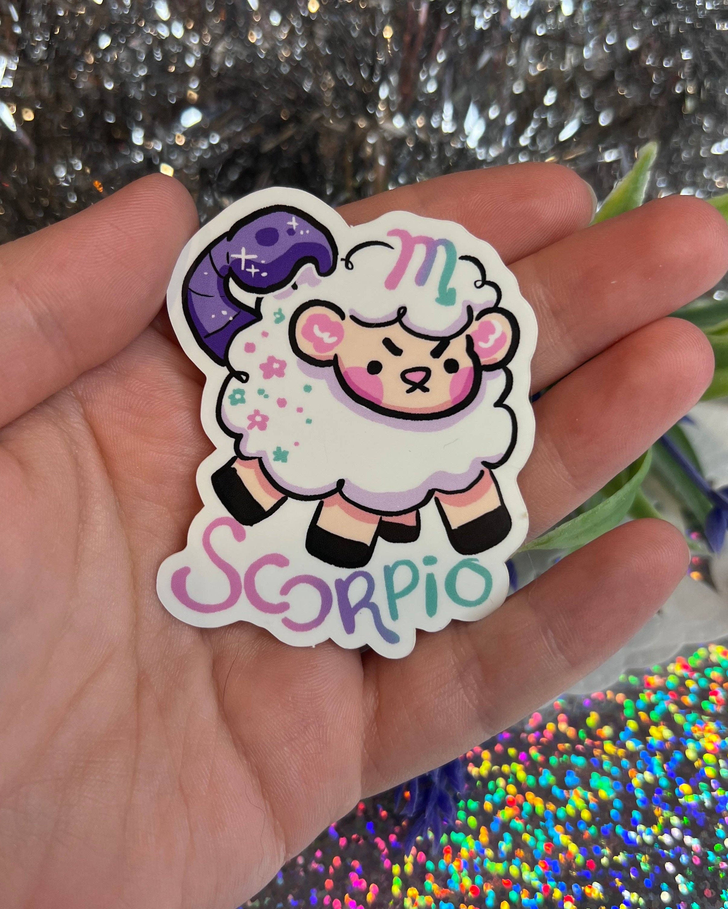 Skorpion-Spross! Kawaii-Schaf mit Skorpionschwanz, glänzender Vinyl-Aufkleber – 6,1 cm