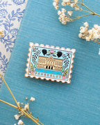 Pin de esmalte duro con sello de Orgullo y Prejuicio de Pemberley - 3,4 cm