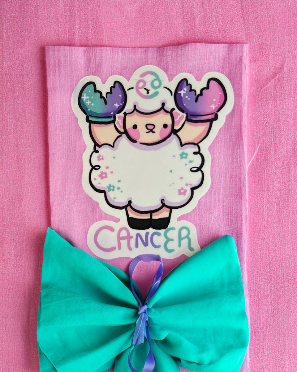 Krebs sprießen! Kawaii Schaf mit Krabbenhänden glänzender Vinyl-Aufkleber - 2,3"