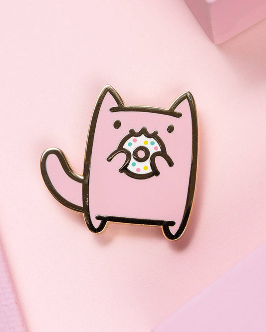 Snack Attack Pastel Pink Kawaii Kitty Cat Hard Emaille Pin • Donut mit weißen Streuseln