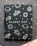 Schwarzes und silberfarbenes "Planet Out"-Notizbuch