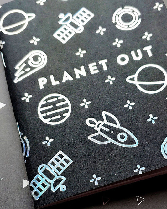 Schwarzes und silberfarbenes "Planet Out"-Notizbuch