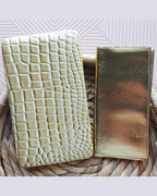 Cartera plana metalizada grabada en tono dorado