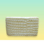 Cartera plana metalizada grabada en tono dorado