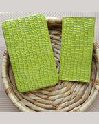 Cartera plana metalizada verde claro