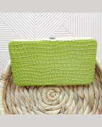 Cartera plana metalizada verde claro