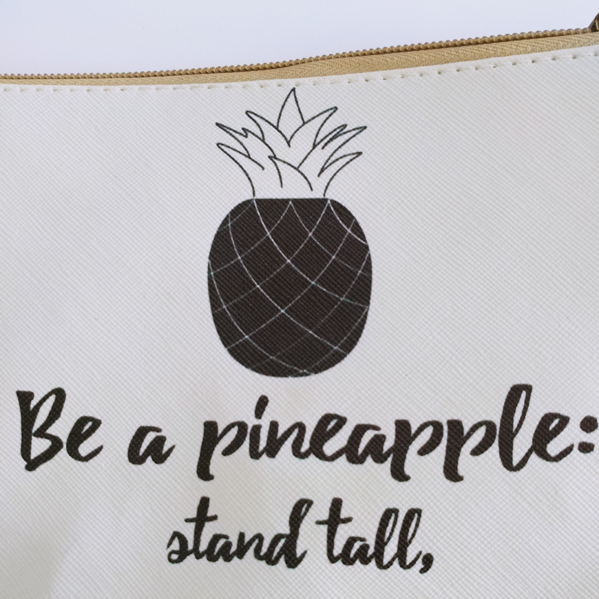 Schwarze und weiße Ananas-Kosmetik-Reisetasche