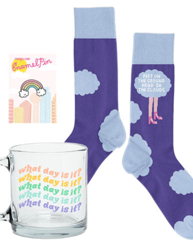 "Welcher Tag ist es?" &amp; "Füße auf dem Boden. Kopf in den Wolken" Regenbogenbecher, Emaille-Anstecknadel und Socken-Geschenkset