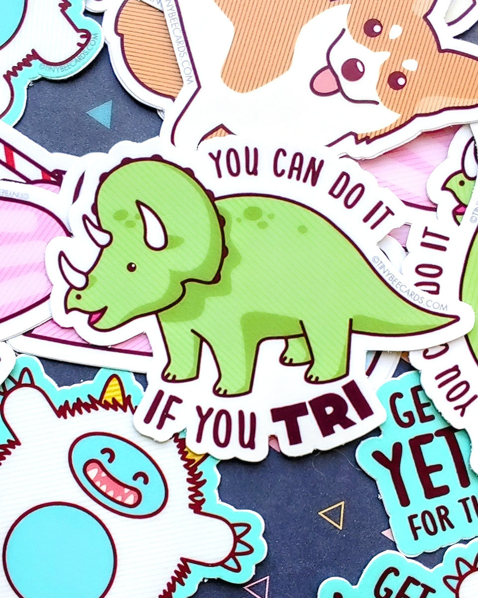 "Du schaffst es, wenn du es versuchst" Triceratops-Ermutigungsaufkleber aus mattiertem Vinyl, 7,6 cm